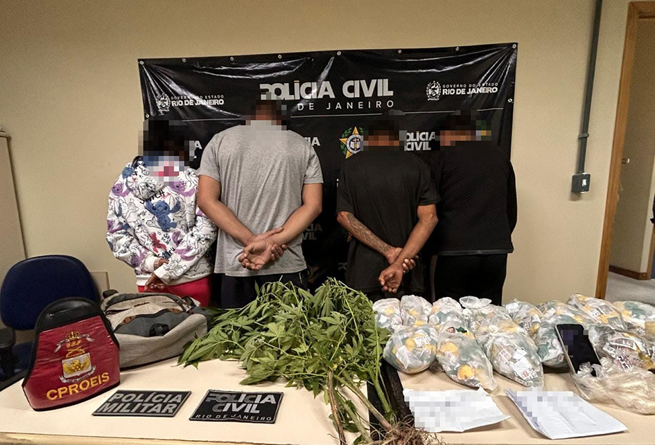 Quatro são presos após apreensão de cerca de 1,4 mil pinos de cocaína em Arraial do Cabo