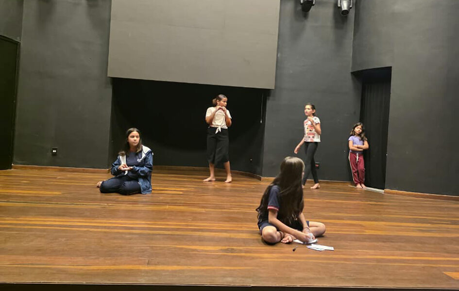 Oficina de teatro abre novas vagas para crianças e adultos em Arraial
