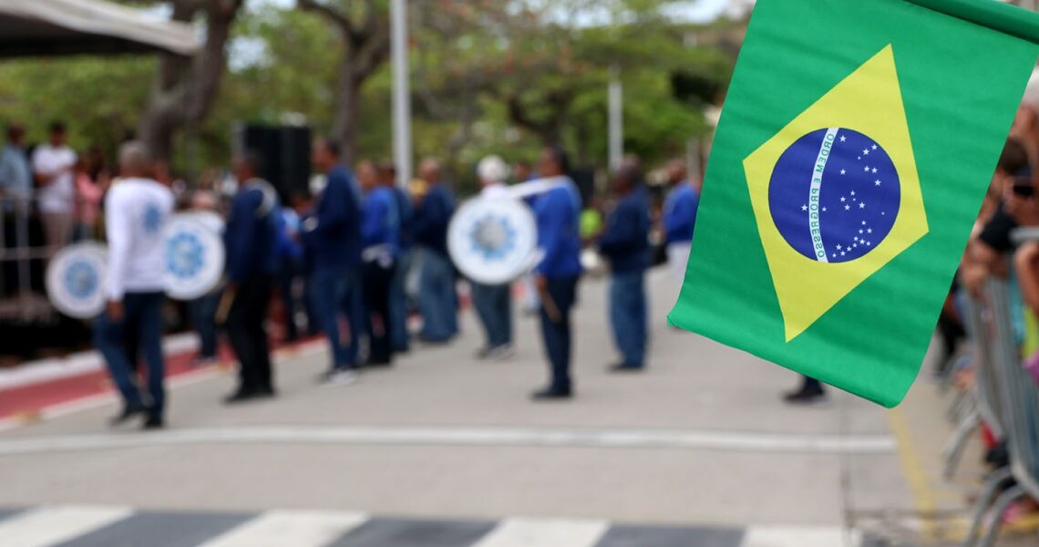 Desfile da Independência reúne Exército, PM, Bombeiros e escolas em Macaé