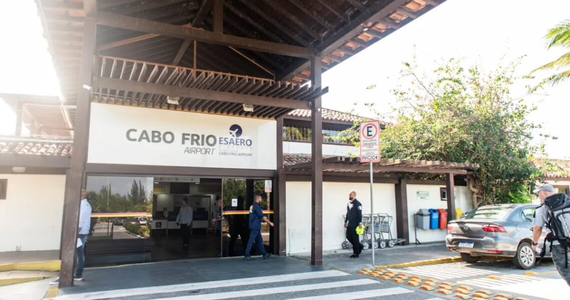 Jovens de Cabo Frio conhecem profissões e operações em aeroporto