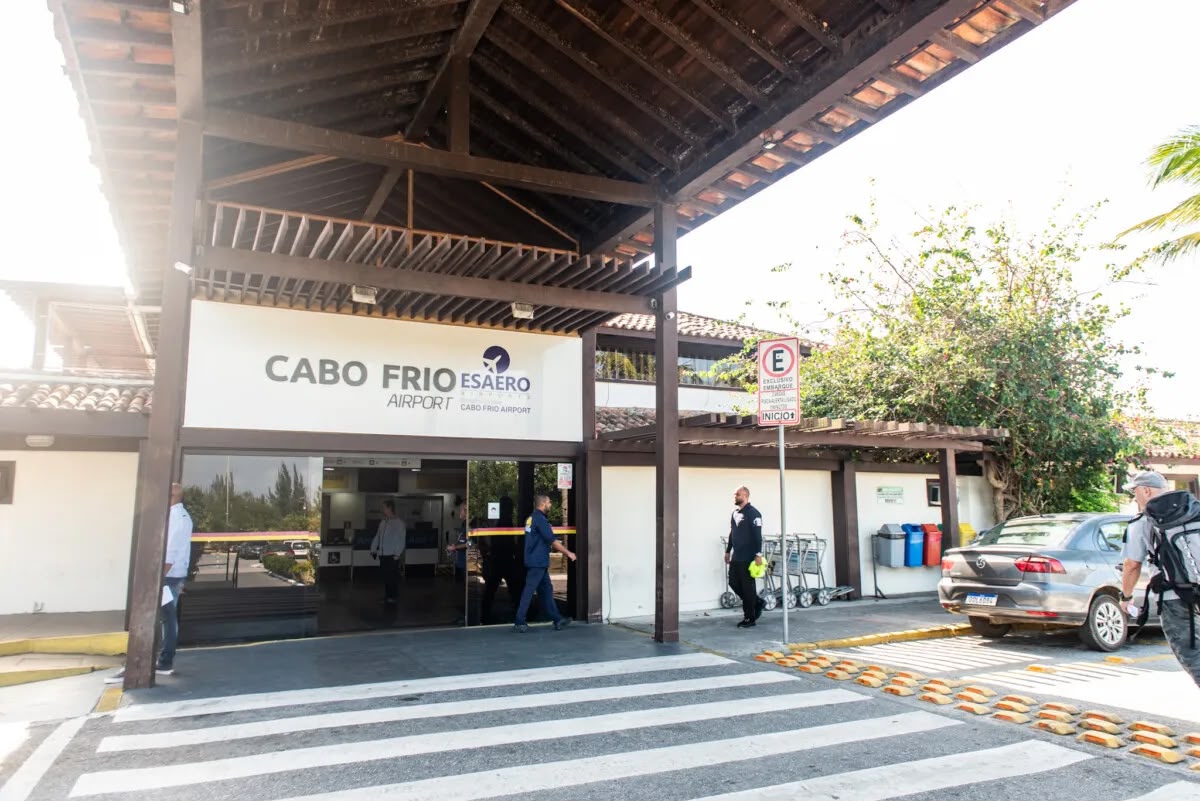 Jovens de Cabo Frio conhecem profissões e operações em aeroporto