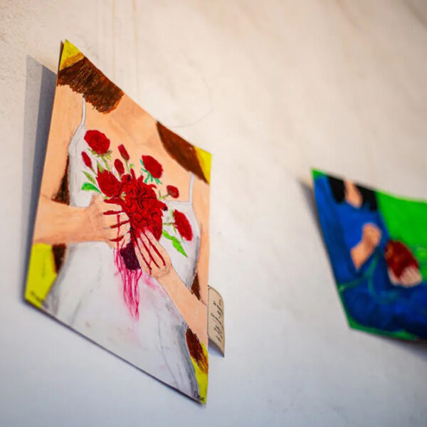 Artista autodidata apresenta universo imaginário em exposição no Charitas