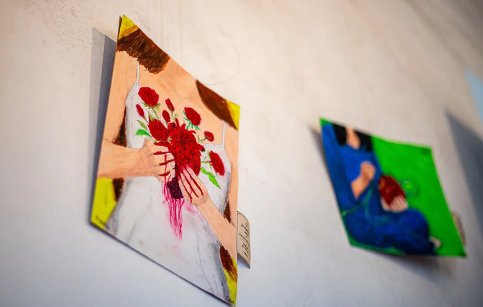 Artista autodidata apresenta universo imaginário em exposição no Charitas