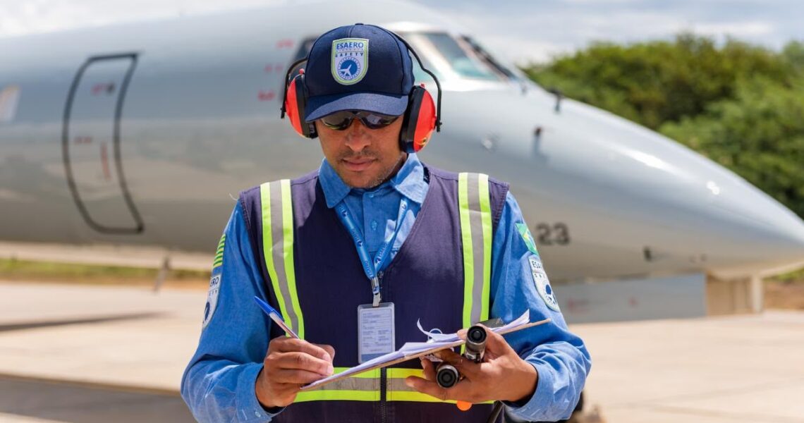 Aviação offshore entra na sala de aula com visita especial em Cabo Frio