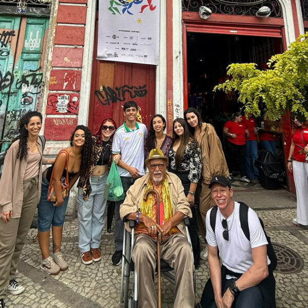 Alunos da Escola da Onda de Rio das Ostras participam de programação cultural no Rio de Janeiro