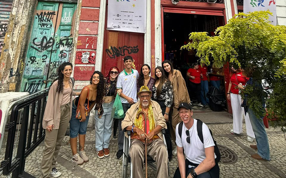 Alunos da Escola da Onda de Rio das Ostras participam de programação cultural no Rio de Janeiro