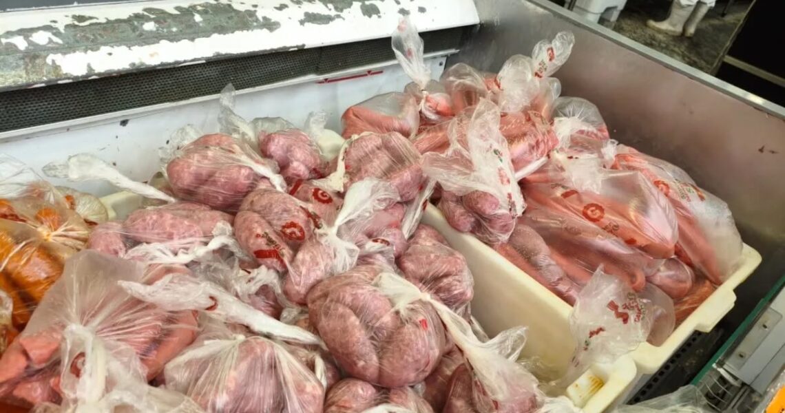 Após denúncia, fiscalização descarta alimentos e exige adequações em supermercado de Cabo Frio