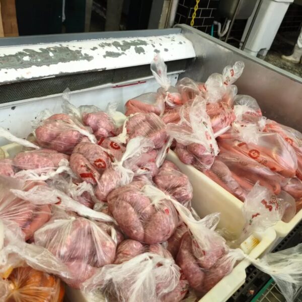 Após denúncia, fiscalização descarta alimentos e exige adequações em supermercado de Cabo Frio