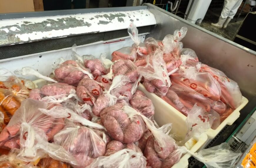 Após denúncia, fiscalização descarta alimentos e exige adequações em supermercado de Cabo Frio